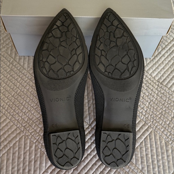 Vionic Dahlia Black and Tan Knit Flats - Picture 3 of 5